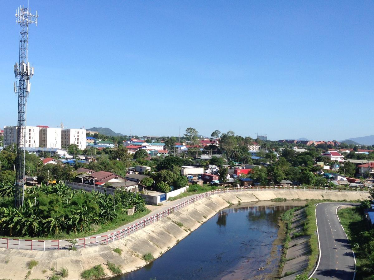 Aparthotel Modernbright Laemchabang Bang Lamung Esterno foto