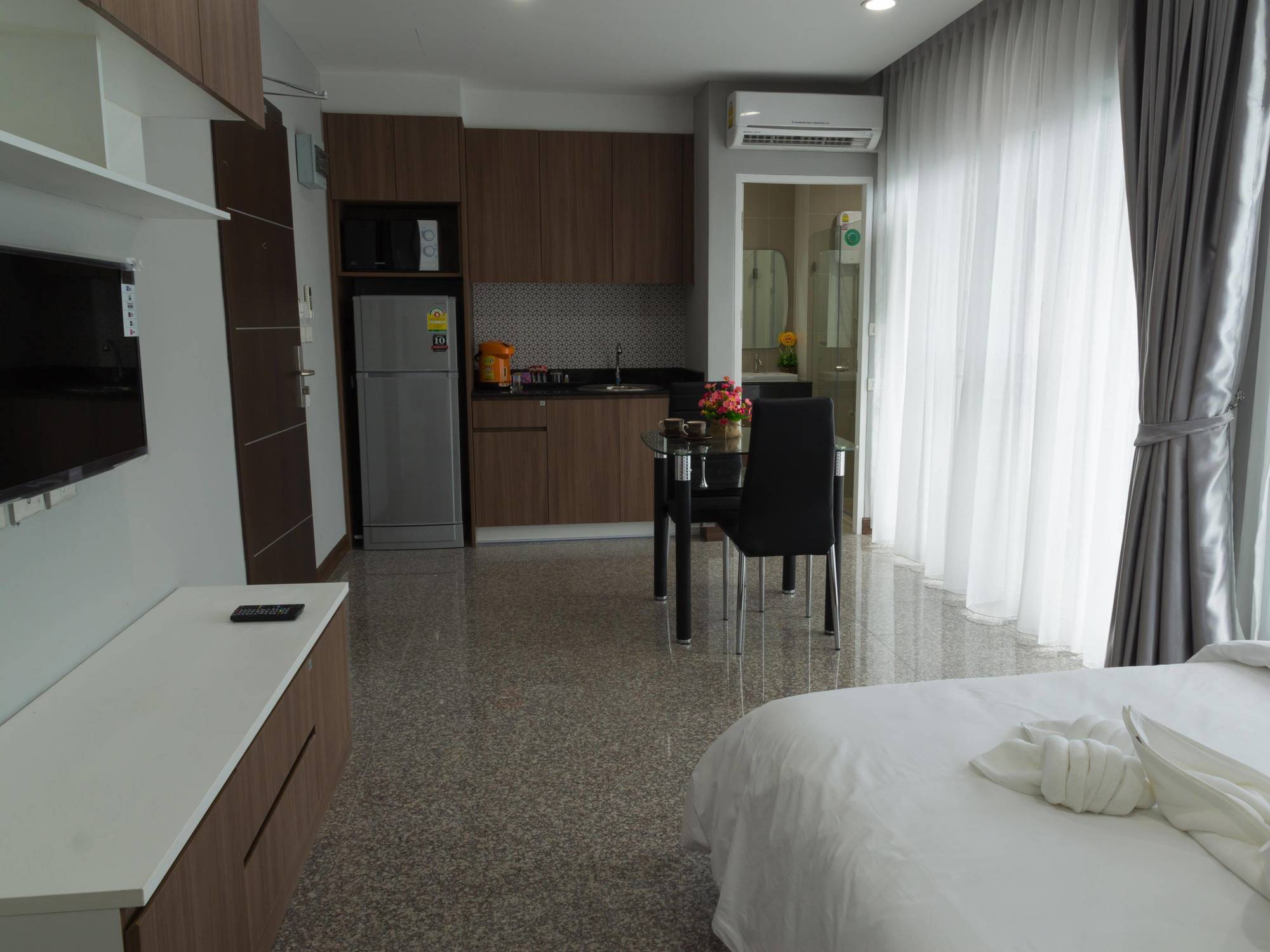 Aparthotel Modernbright Laemchabang Bang Lamung Esterno foto