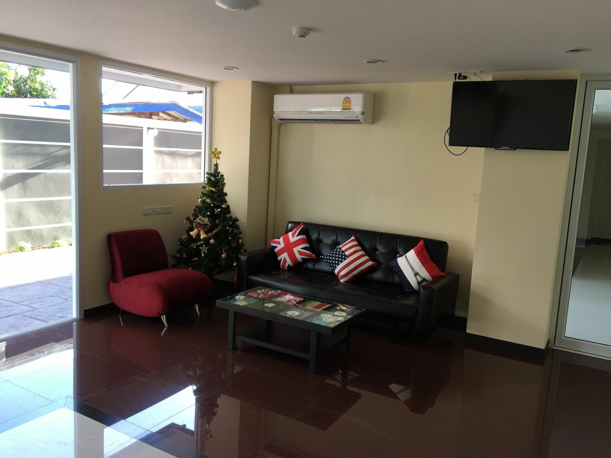 Aparthotel Modernbright Laemchabang Bang Lamung Esterno foto