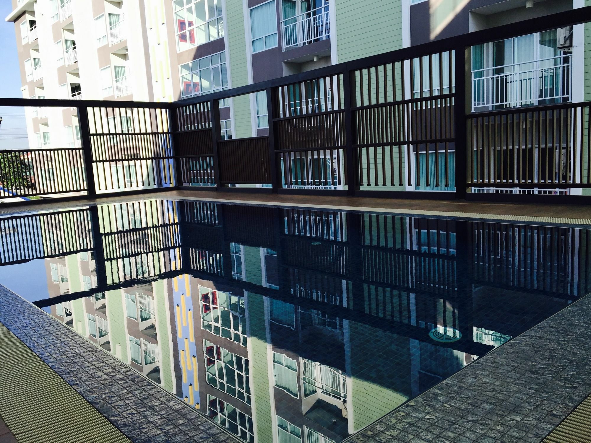 Aparthotel Modernbright Laemchabang Bang Lamung Esterno foto