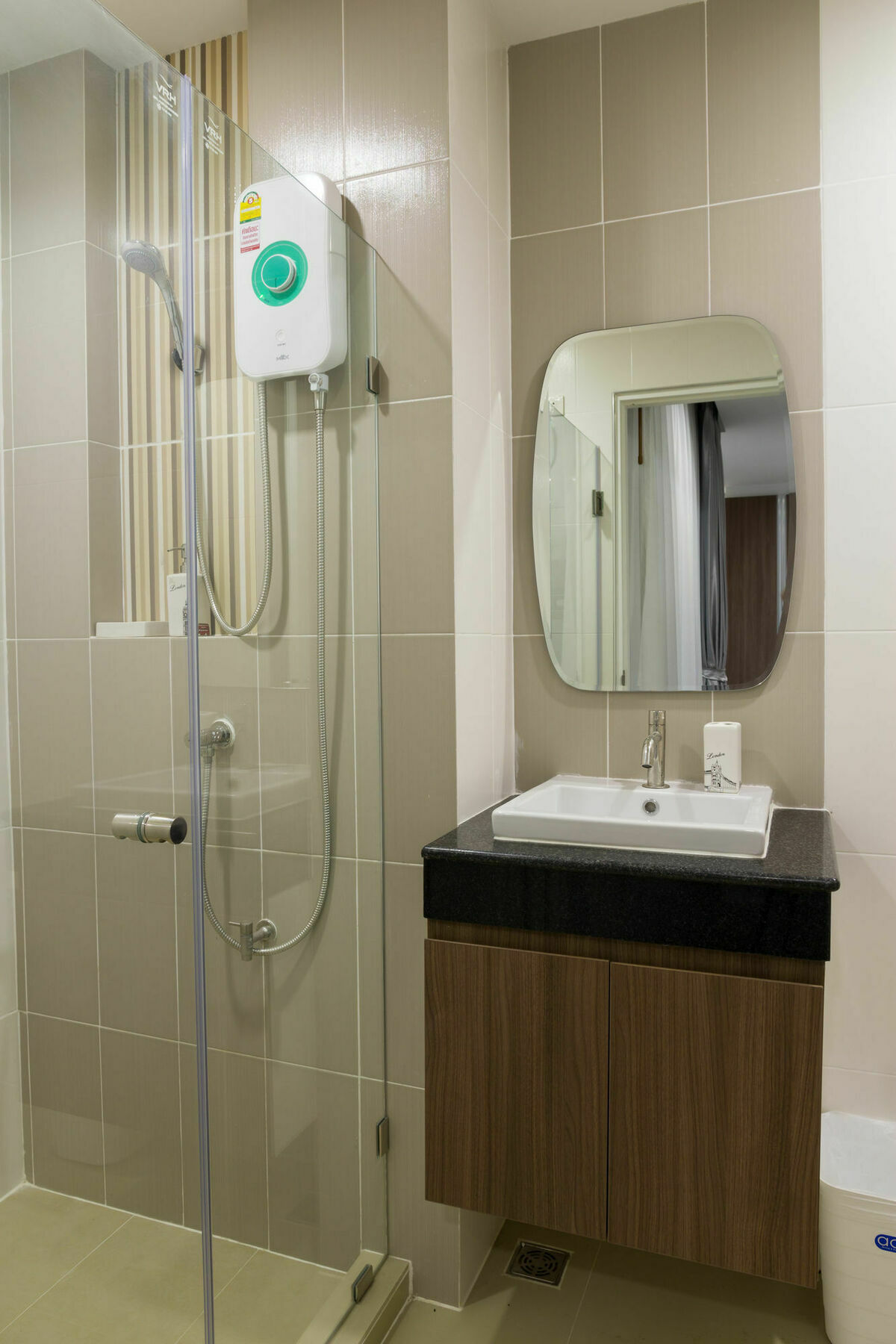 Aparthotel Modernbright Laemchabang Bang Lamung Esterno foto