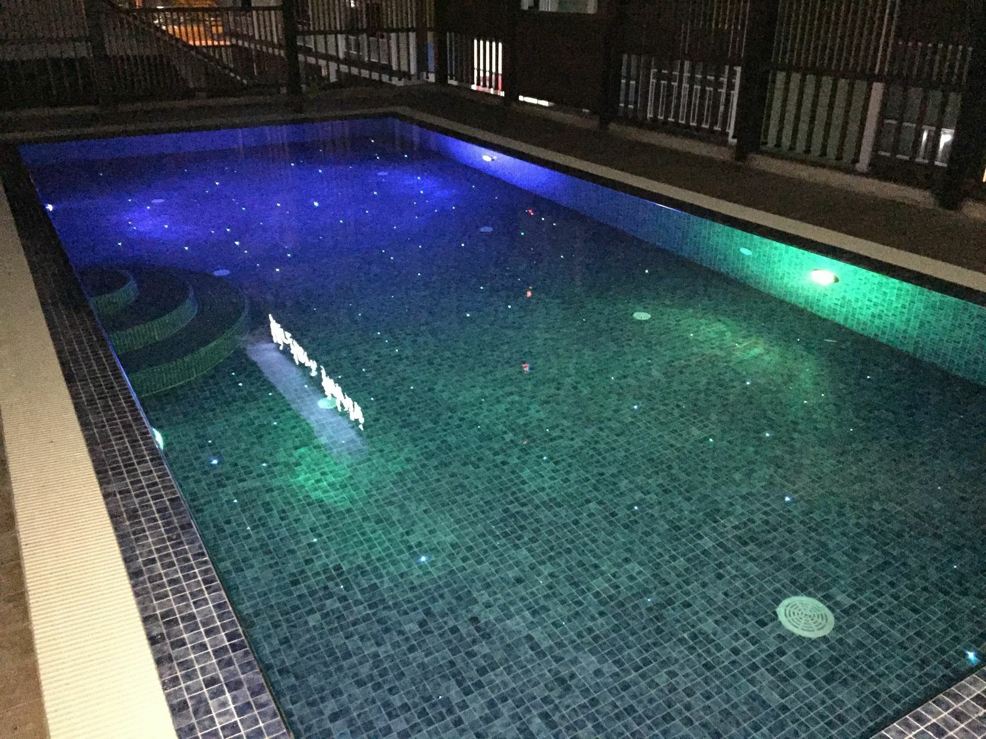 Aparthotel Modernbright Laemchabang Bang Lamung Esterno foto