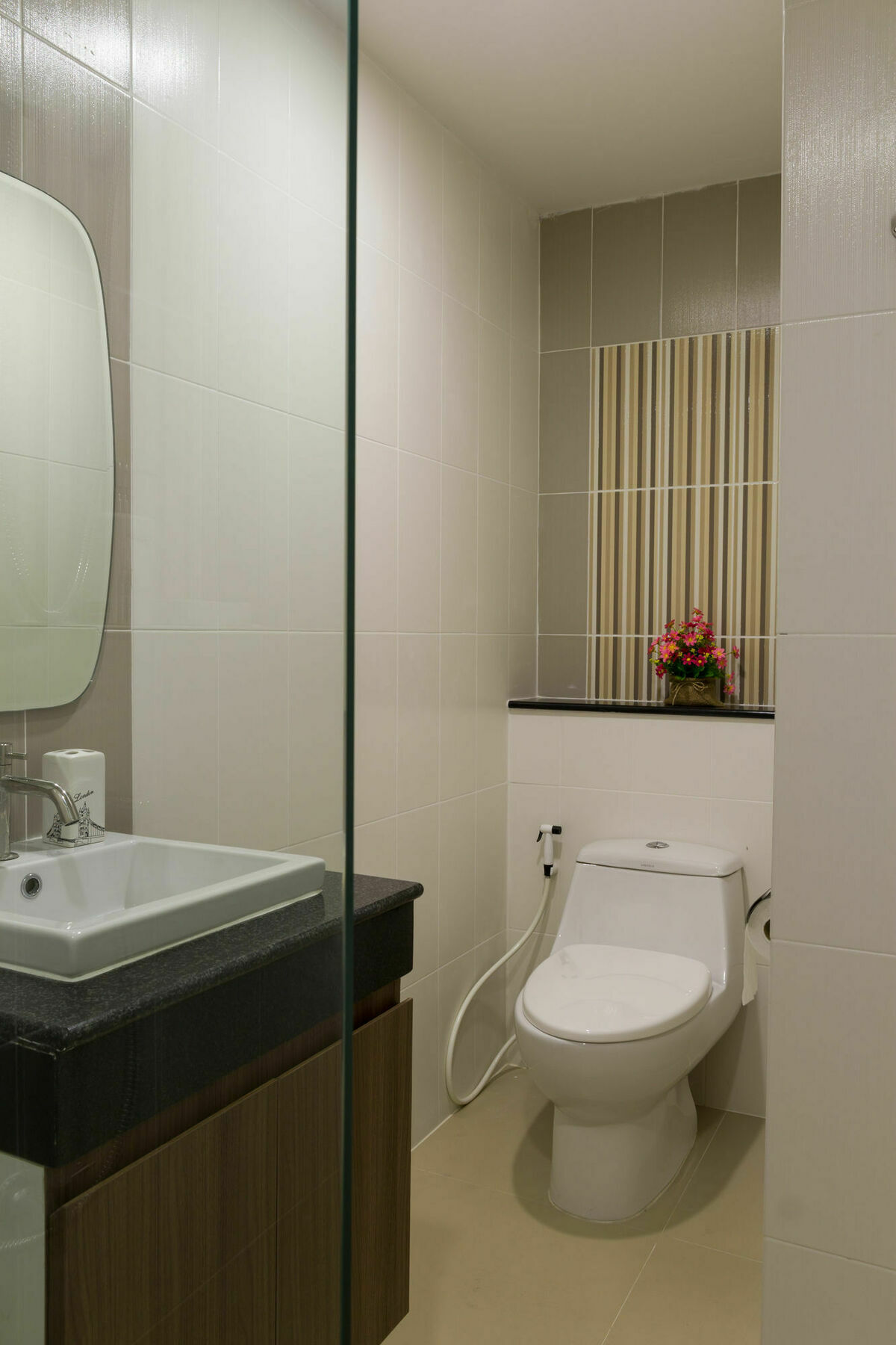 Aparthotel Modernbright Laemchabang Bang Lamung Esterno foto